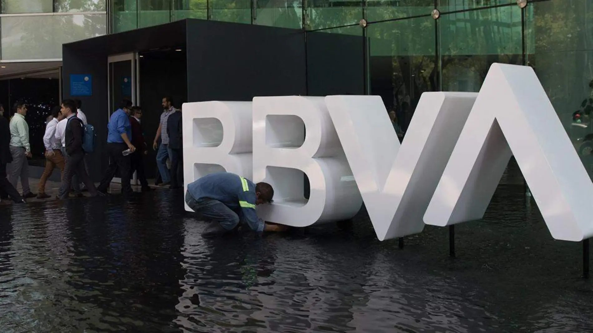 Han pasado ya un par de semanas desde que BBVA presentó fallas en su sistema lo que generó que algunos usuarios hicieran uso de dinero con el que sus cuentas no contaban